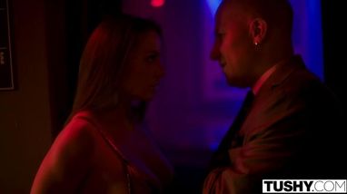 Стройная брюнетка легко справляется сразу с двумя стволами накаченных негров