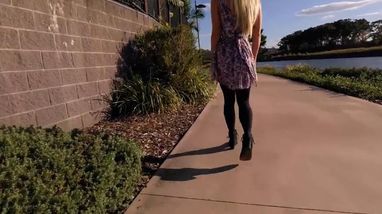 Возбудив свою киску, красотка отдается парню прямо на улице, подставляя вагину